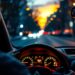 Citroën C3 en ville au crépuscule, vue intérieure avec tableau de bord allumé et voyants d’alerte moteur, ambiance réaliste pour conducteur débutant