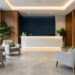 Espace d’accueil moderne d’un garage automobile avec fauteuils confortables, comptoir lumineux, plantes vertes et ambiance professionnelle.