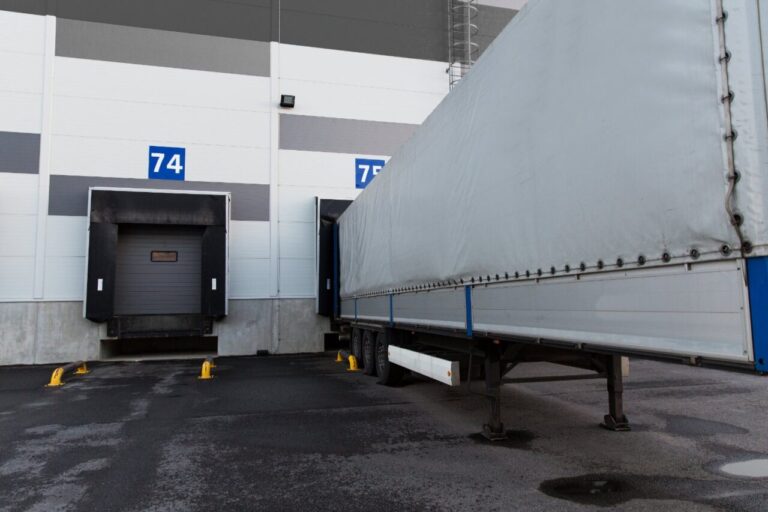 Mise à quai d’un camion lourd : les réflexes qui protègent le cariste